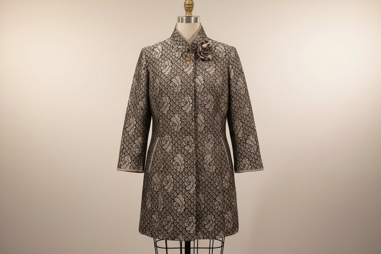 Misĥƙa Coat With Flower Brooch