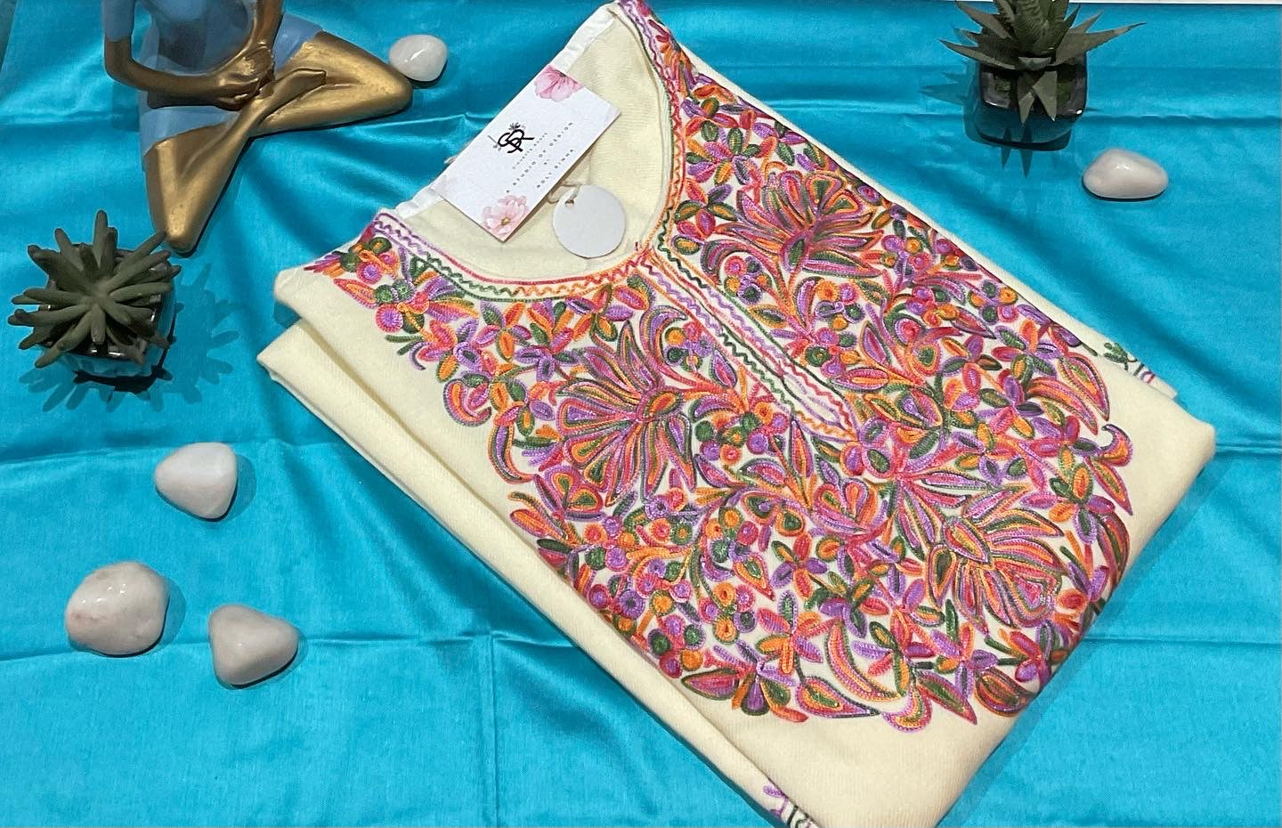 Crème Multicoloured Aari Embroidered Kashmiri Pheran